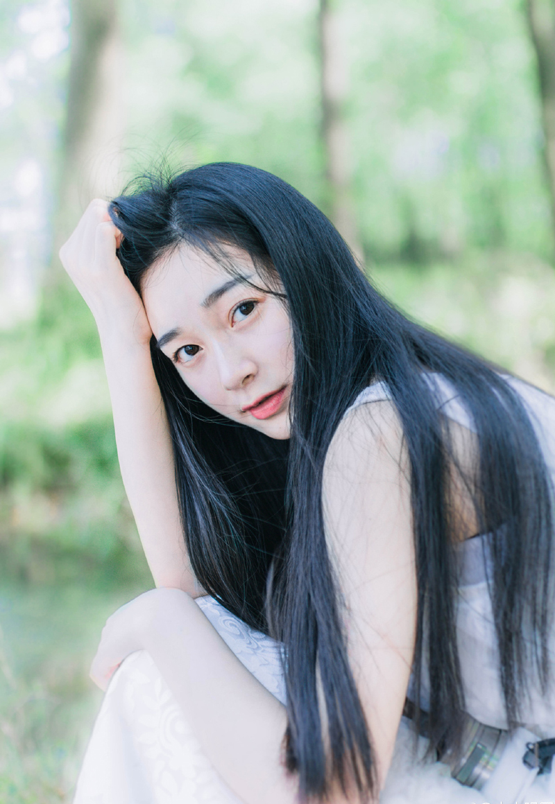 “姐姐，你说为何夫君能够越来越年轻？”小乔突然扭头看向大乔，眼中有些羡慕的道。